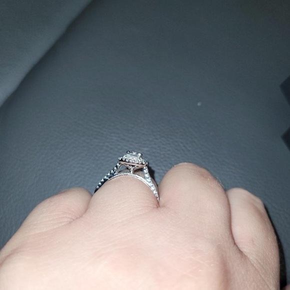 Gave $180 for it, would like to get some money back. Comes with tags. - Picture 4 of 6